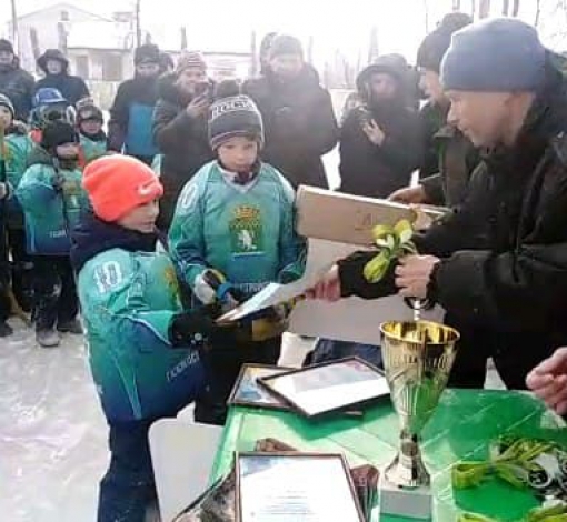 Организаторы первенства награждают “бронзовых” “Барсиков”.